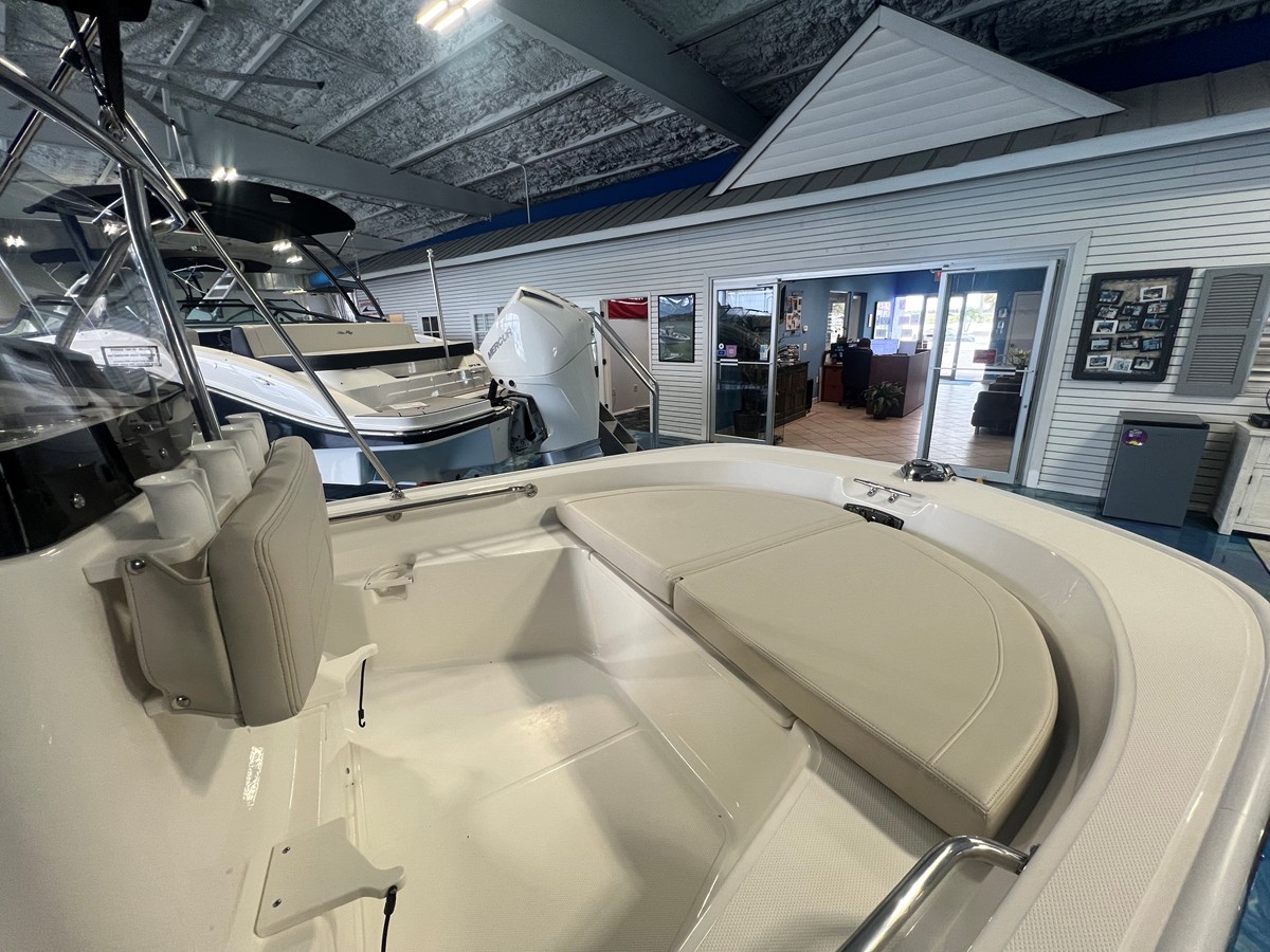 2026 Boston Whaler 150 Montauk 7