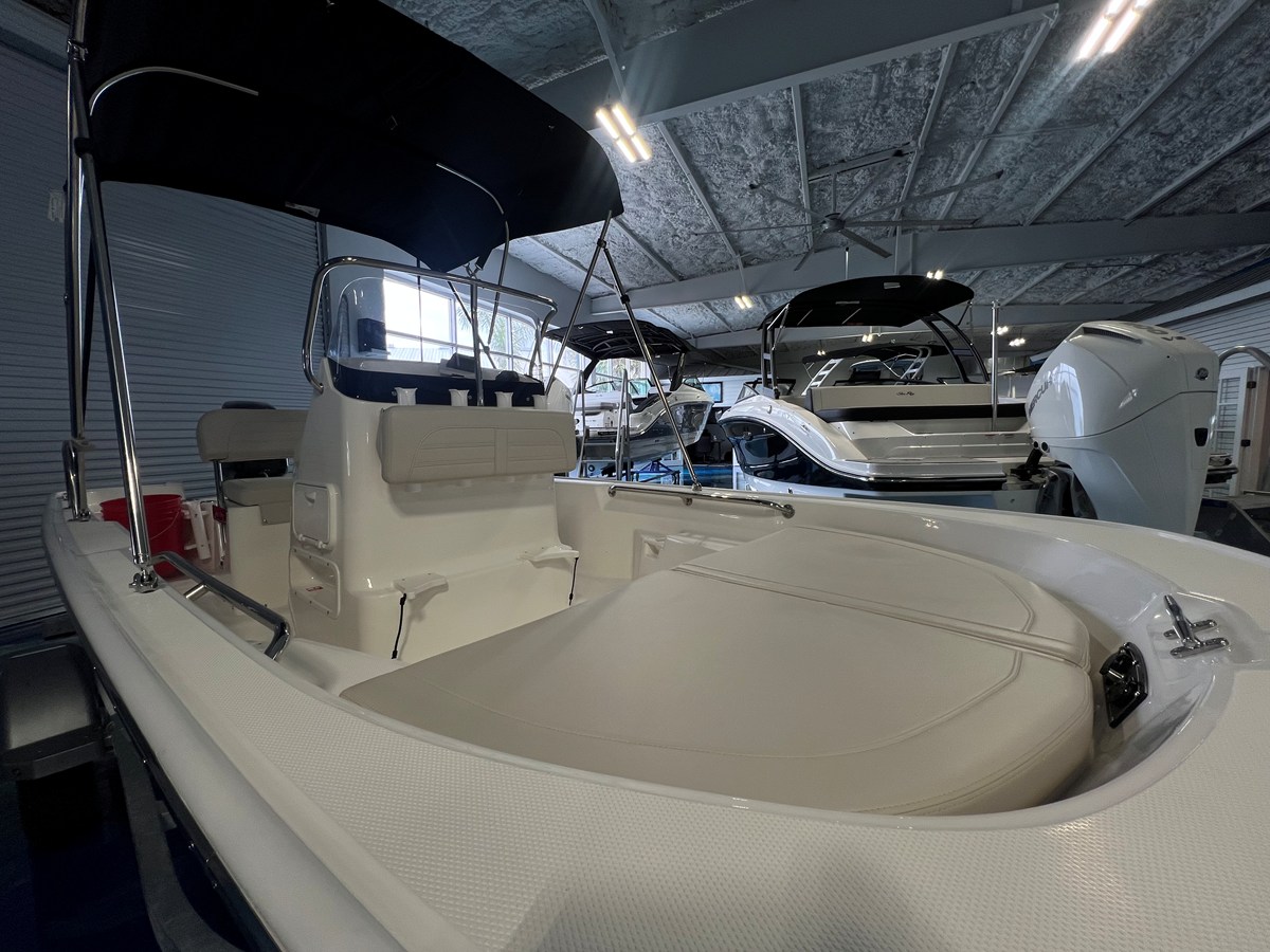 2026 Boston Whaler 150 Montauk 8