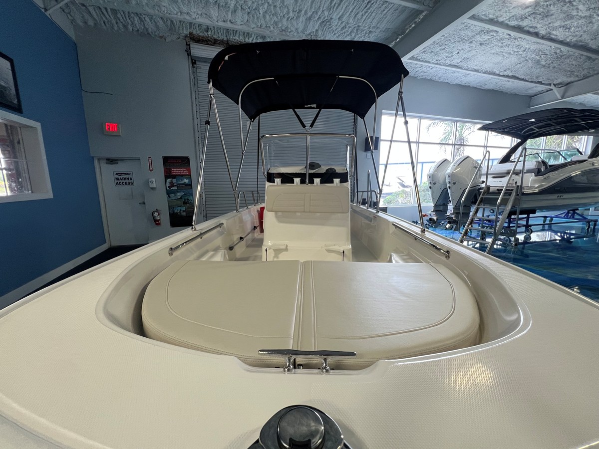 2026 Boston Whaler 150 Montauk 9
