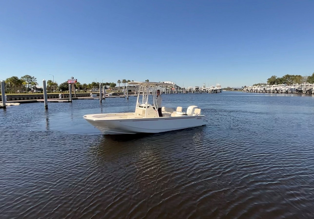 2027 Boston Whaler 190 Montauk 2