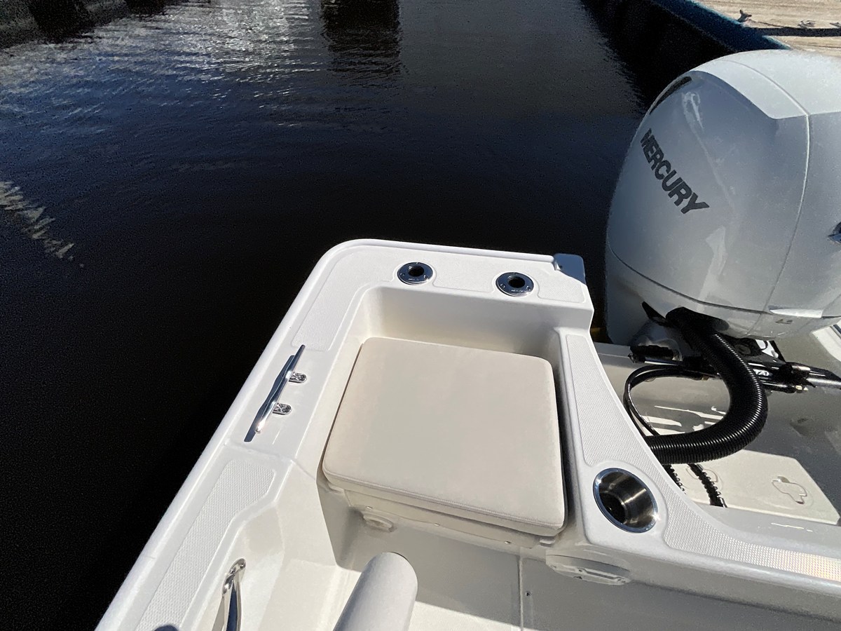 2027 Boston Whaler 190 Montauk 12