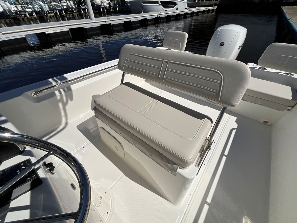 2027 Boston Whaler 190 Montauk 15