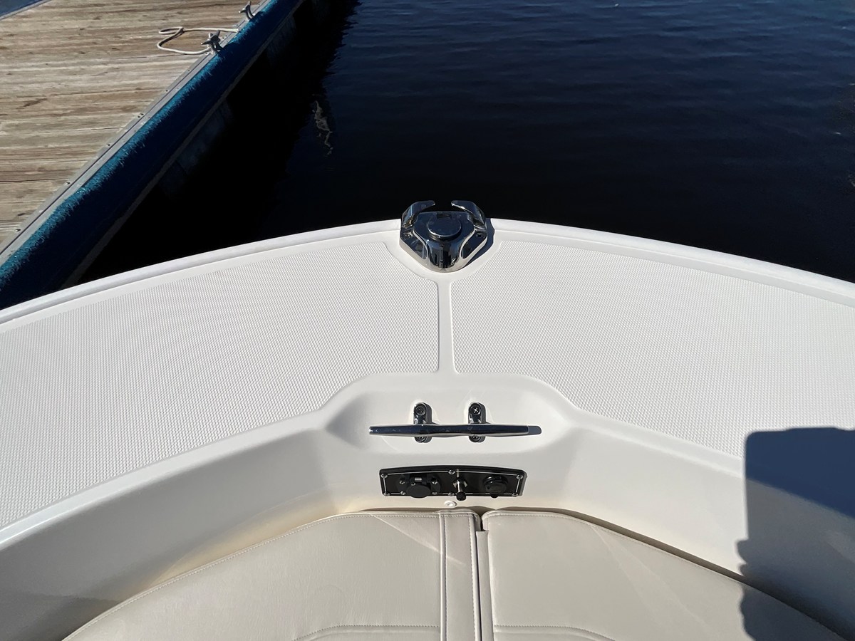 2027 Boston Whaler 190 Montauk 17