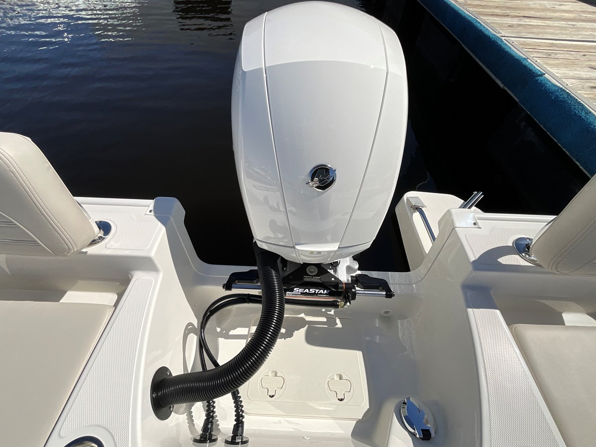 2027 Boston Whaler 190 Montauk 19