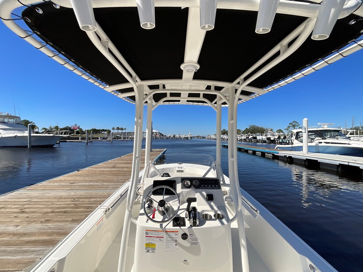 2027 Boston Whaler 190 Montauk 21