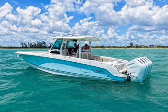 Boston Whaler 380 Outrage 3 2026 Boston Whaler 380 Outrage 4
