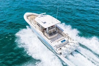 Boston Whaler 380 Outrage 32 2026 Boston Whaler 380 Outrage 33
