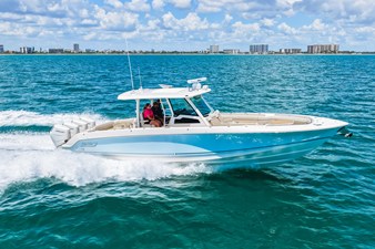 Boston Whaler 380 Outrage 60 2026 Boston Whaler 380 Outrage 61