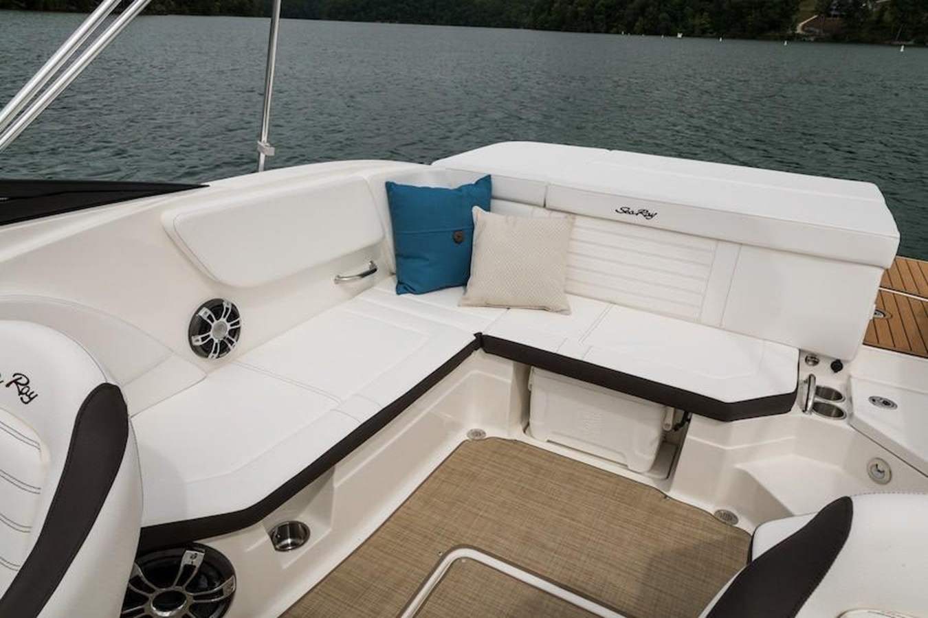 2023 Sea Ray SPX 230 9