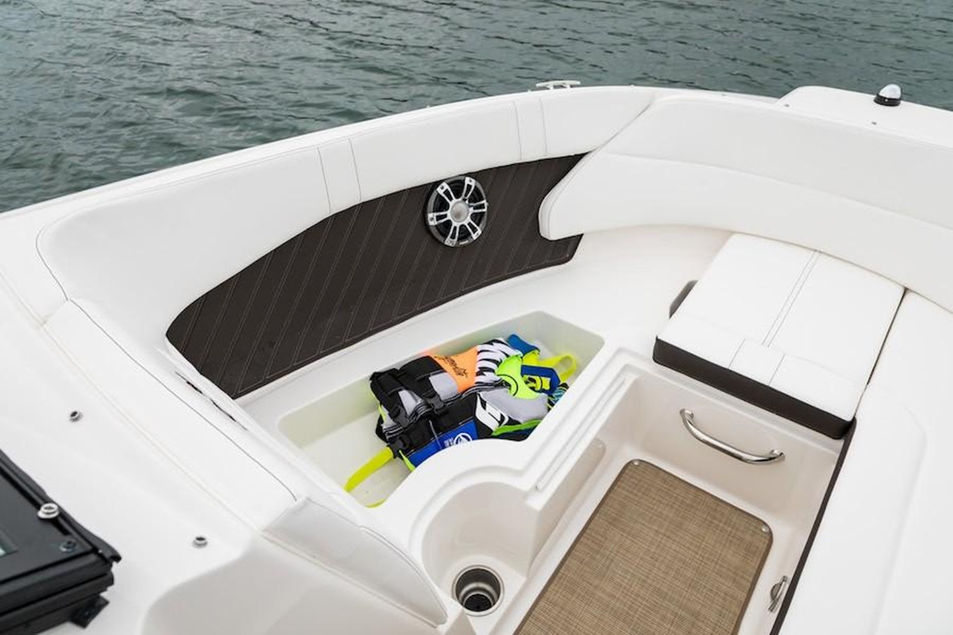 2023 Sea Ray SPX 230 11