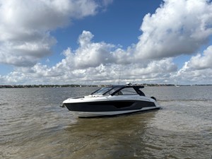Cruisers Yachts 42 GLS Outboard 1 2025 Cruisers Yachts 42 GLS Outboard 2