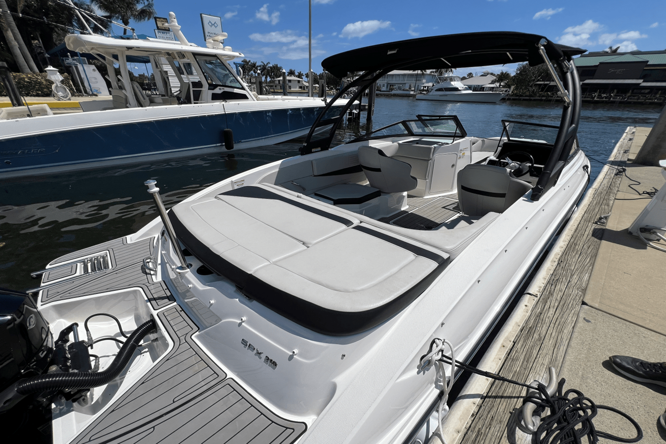 2023 Sea Ray SPX 210 Outboard 13