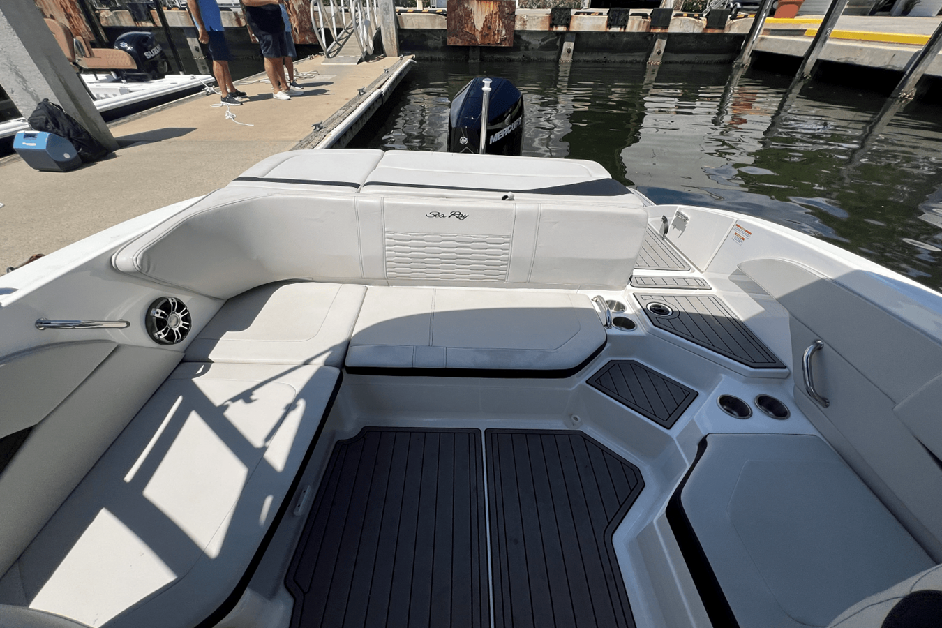 2023 Sea Ray SPX 210 Outboard 22