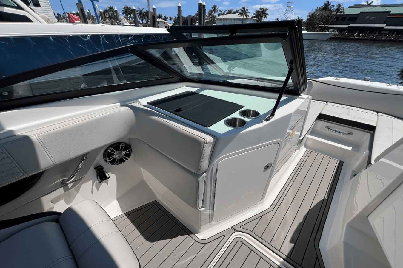 2023 Sea Ray SPX 210 Outboard 23