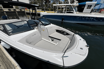 2023 Sea Ray SPX 210 Outboard 8
