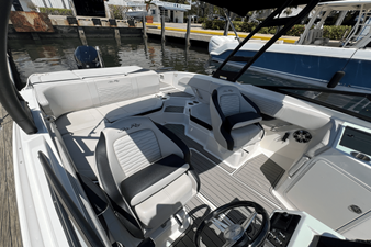 2023 Sea Ray SPX 210 Outboard 11