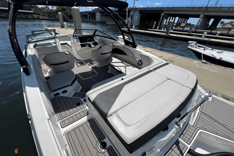 2023 Sea Ray SPX 210 Outboard 15
