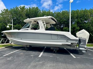 Boston Whaler 350 REALM 0 2021 Boston Whaler 350 REALM 1