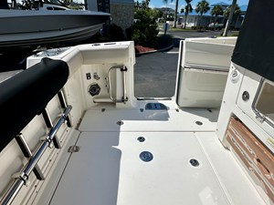 Boston Whaler 350 REALM 11 2021 Boston Whaler 350 REALM 12