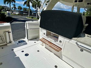 Boston Whaler 350 REALM 12 2021 Boston Whaler 350 REALM 13