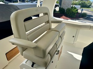 Boston Whaler 350 REALM 18 2021 Boston Whaler 350 REALM 19