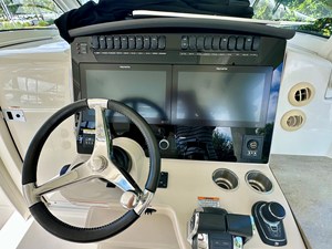Boston Whaler 350 REALM 23 2021 Boston Whaler 350 REALM 24