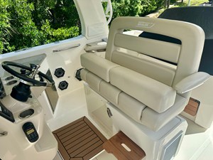 Boston Whaler 350 REALM 25 2021 Boston Whaler 350 REALM 26