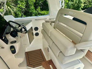 Boston Whaler 350 REALM 26 2021 Boston Whaler 350 REALM 27