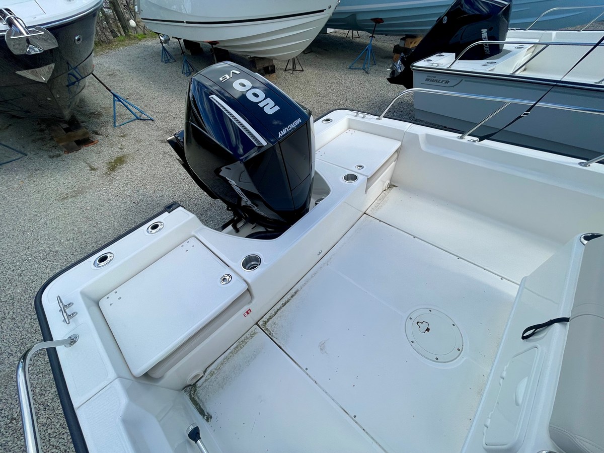 2026 Boston Whaler 210 Montauk 4