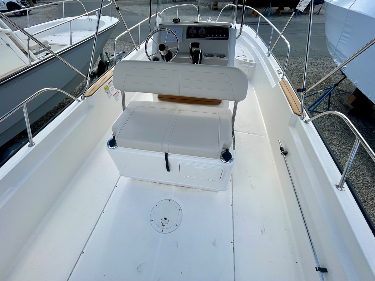 2026 Boston Whaler 210 Montauk 6