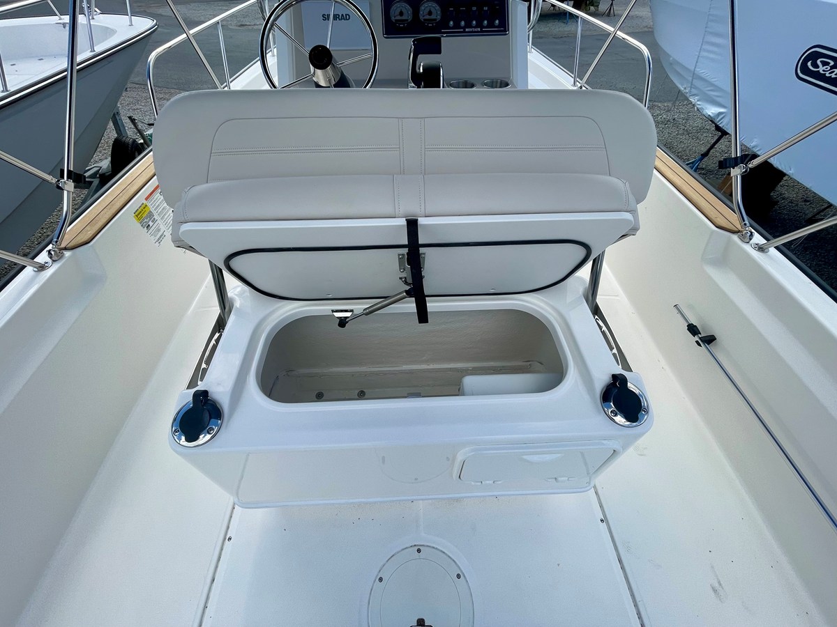 2026 Boston Whaler 210 Montauk 7