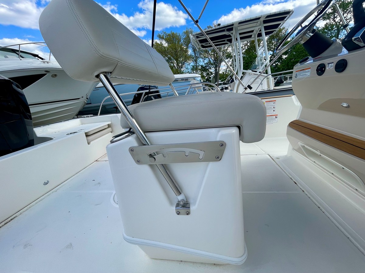 2026 Boston Whaler 210 Montauk 8