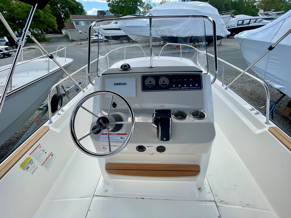 2026 Boston Whaler 210 Montauk 10