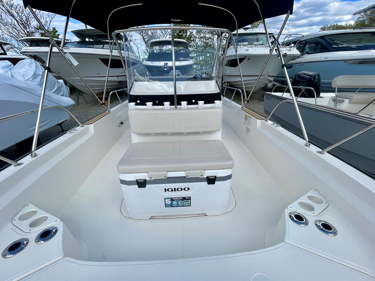 2026 Boston Whaler 210 Montauk 14