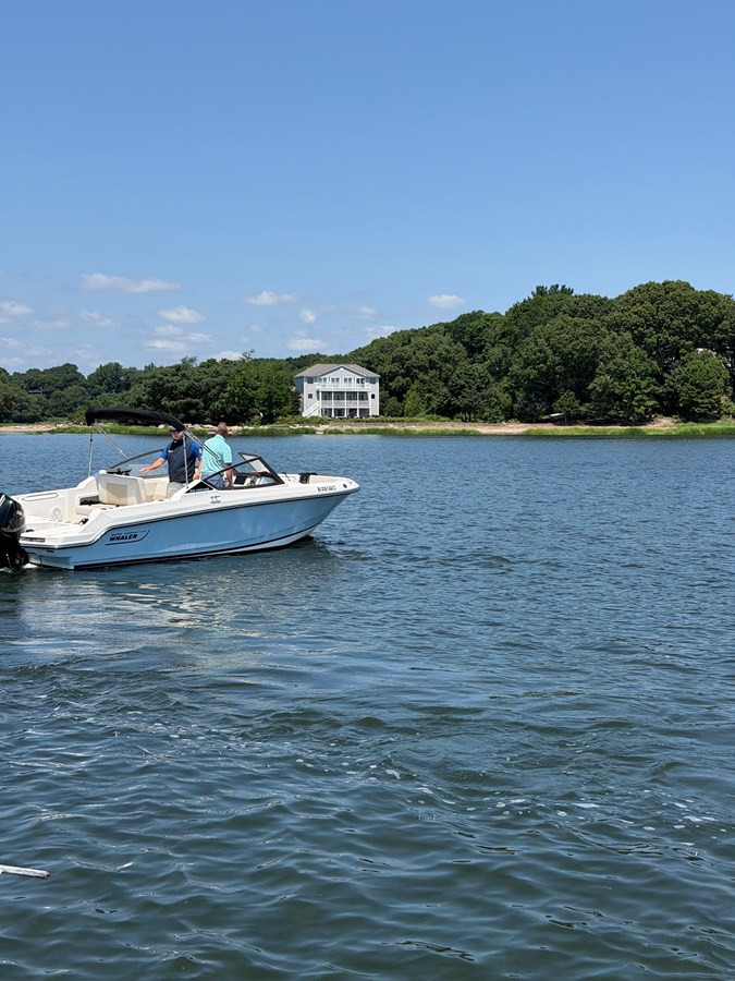 2026 Boston Whaler 210 VANTAGE 8