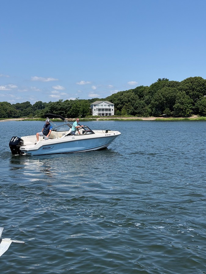 2026 Boston Whaler 210 VANTAGE 9