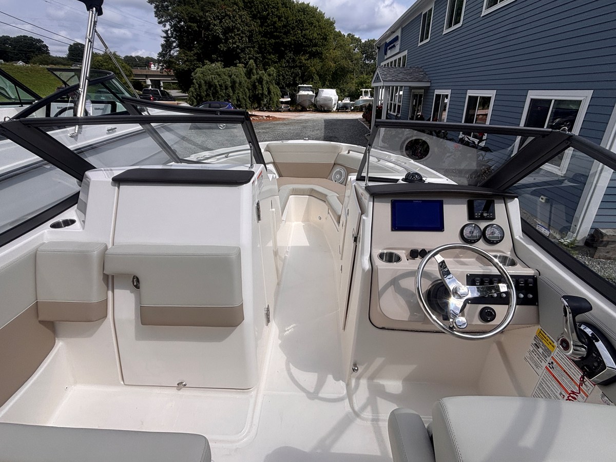 2026 Boston Whaler 210 VANTAGE 10