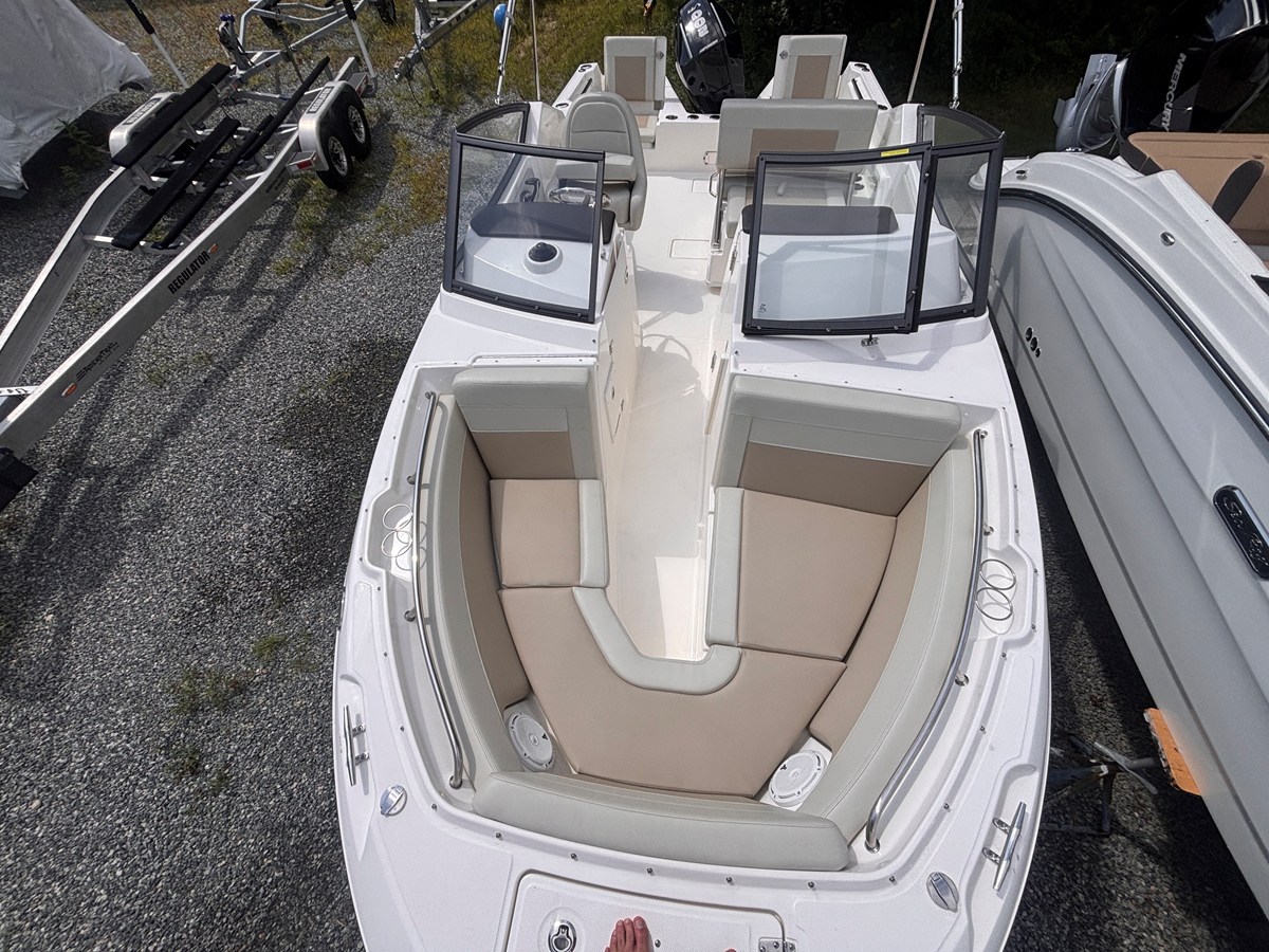 2026 Boston Whaler 210 VANTAGE 12