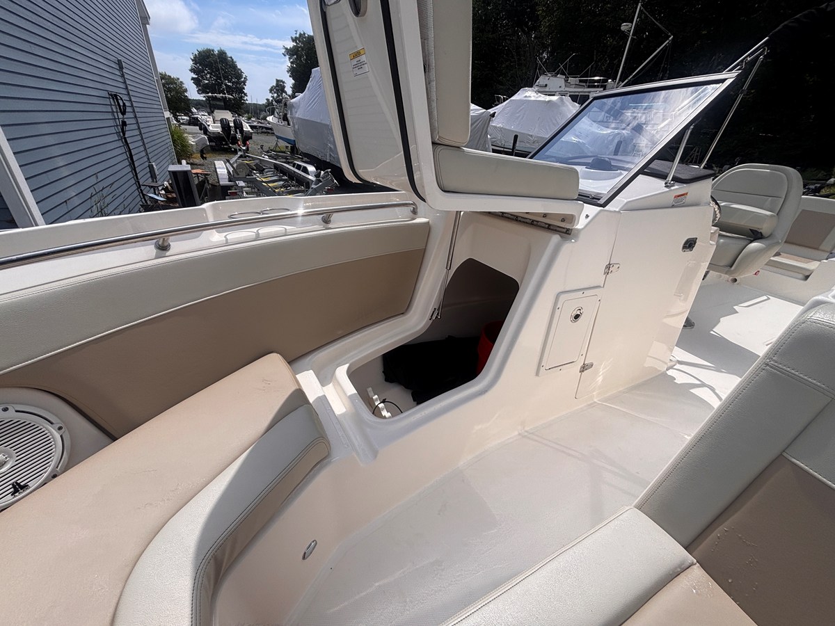 2026 Boston Whaler 210 VANTAGE 14