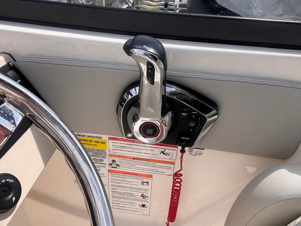 2026 Boston Whaler 210 VANTAGE 17