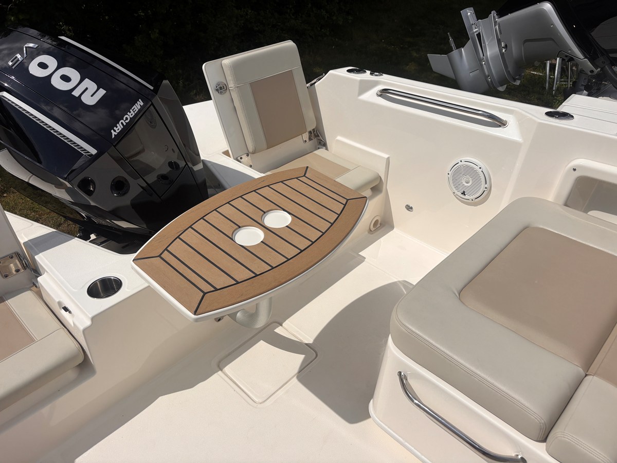 2026 Boston Whaler 210 VANTAGE 24