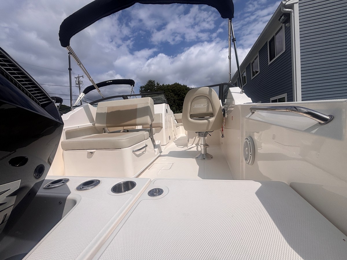 2026 Boston Whaler 210 VANTAGE 28