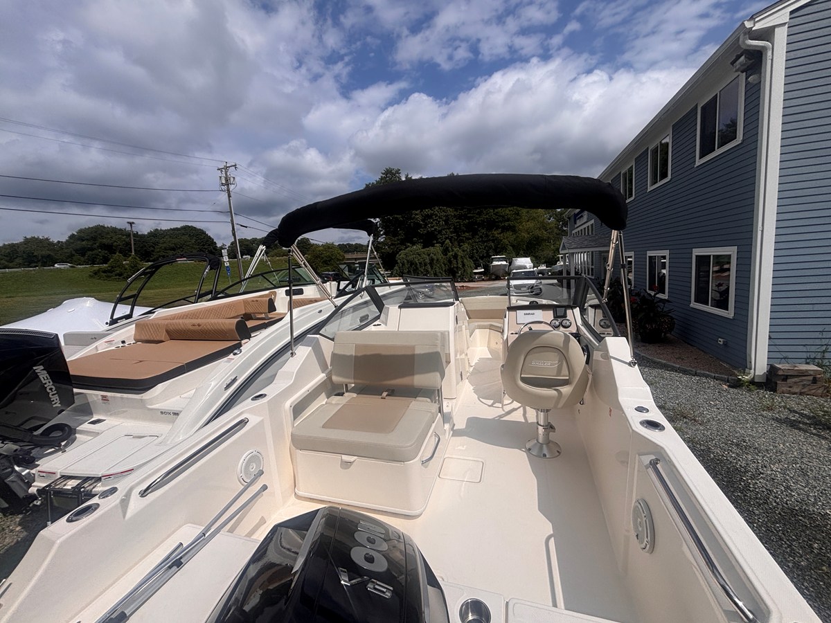 2026 Boston Whaler 210 VANTAGE 29