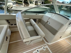 Boston Whaler 320 VANTAGE 9 2017 Boston Whaler 320 VANTAGE 10