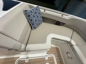 Boston Whaler 320 VANTAGE 24 2017 Boston Whaler 320 VANTAGE 25