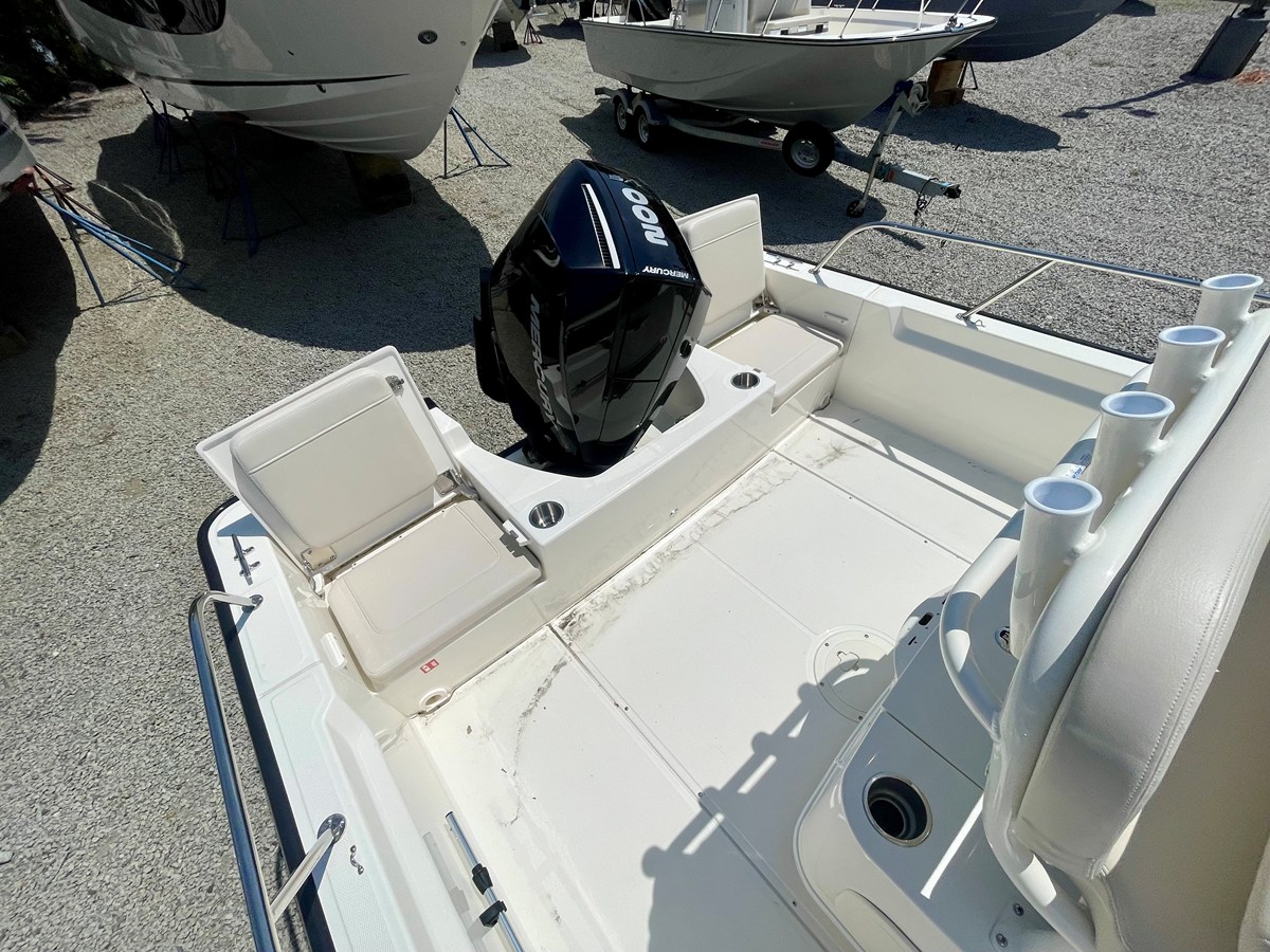 2026 Boston Whaler 210 Montauk 5