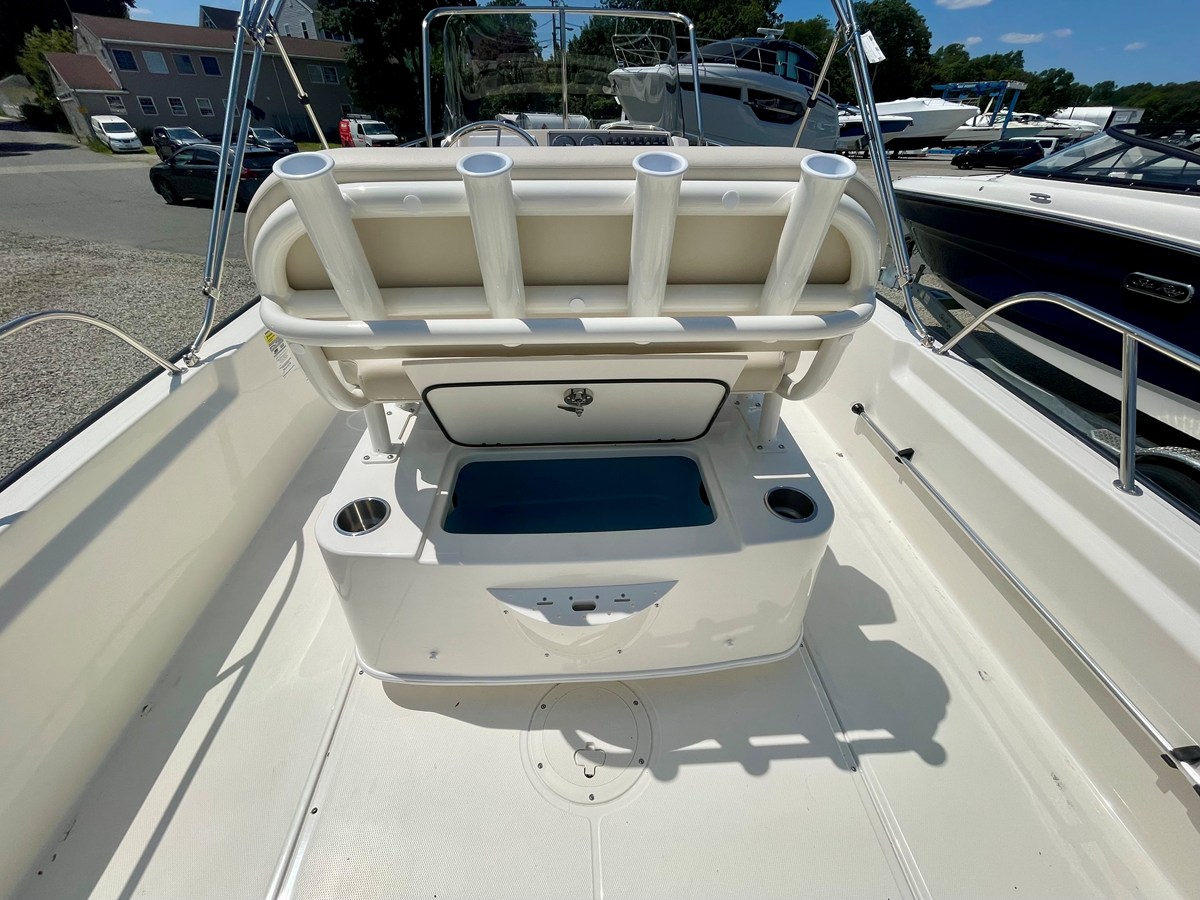 2026 Boston Whaler 210 Montauk 8