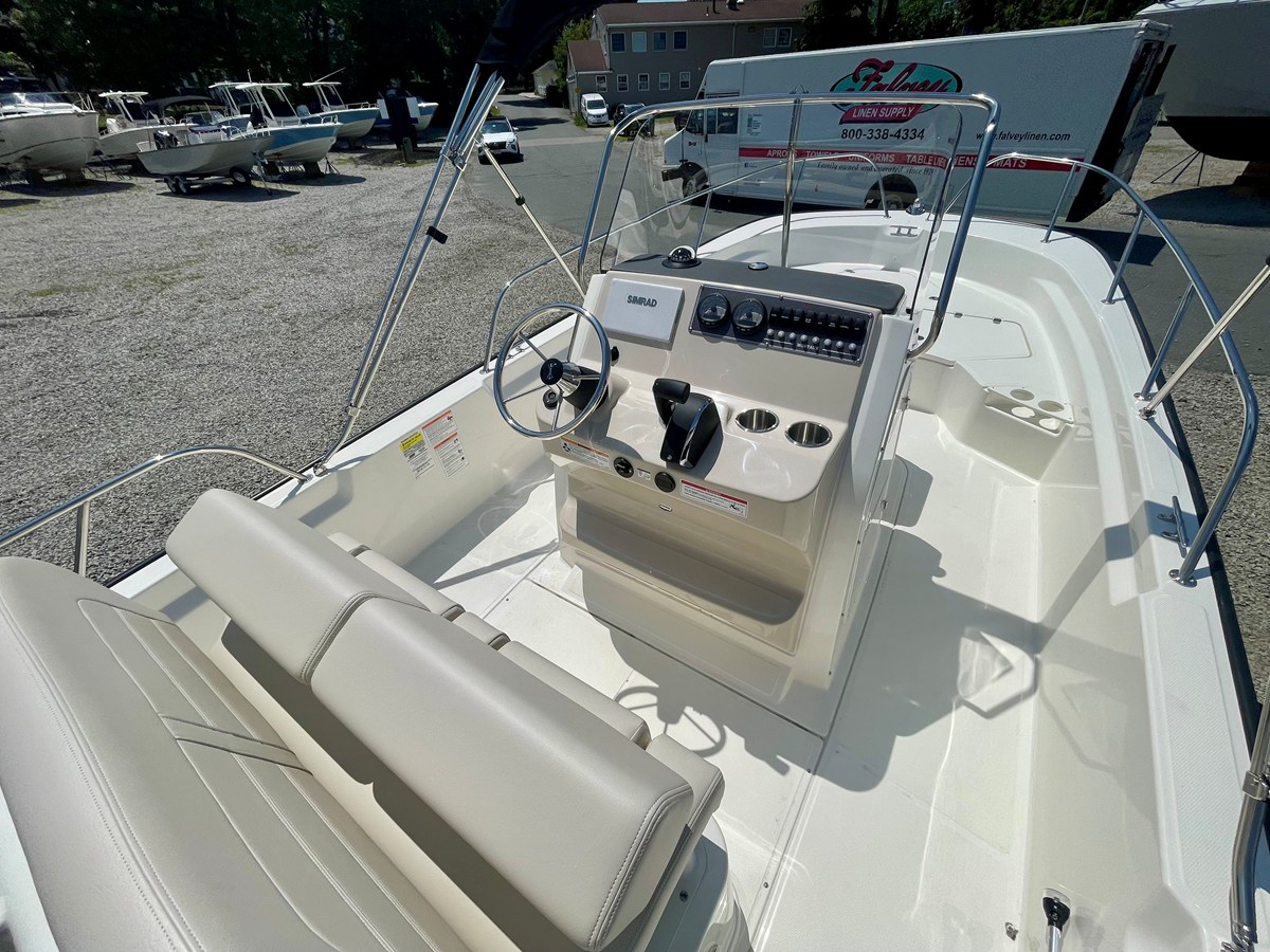 2026 Boston Whaler 210 Montauk 9