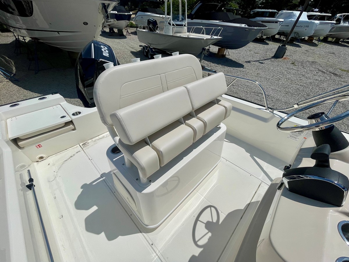 2026 Boston Whaler 210 Montauk 10