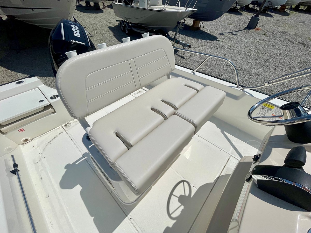2026 Boston Whaler 210 Montauk 11